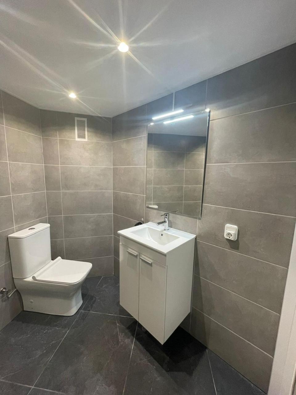 Edificio Gijon Newly Renovated Two-Bedroom Apartment เบนิดอร์ม ภายนอก รูปภาพ